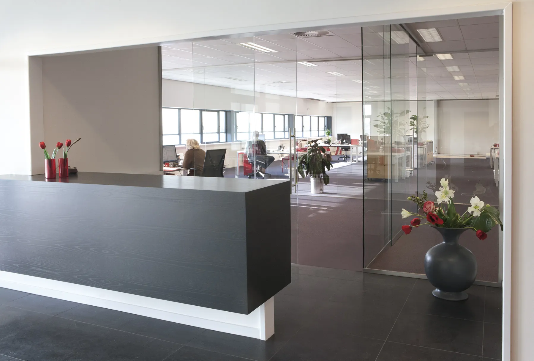 Glazenschuifdeur op kantoor 