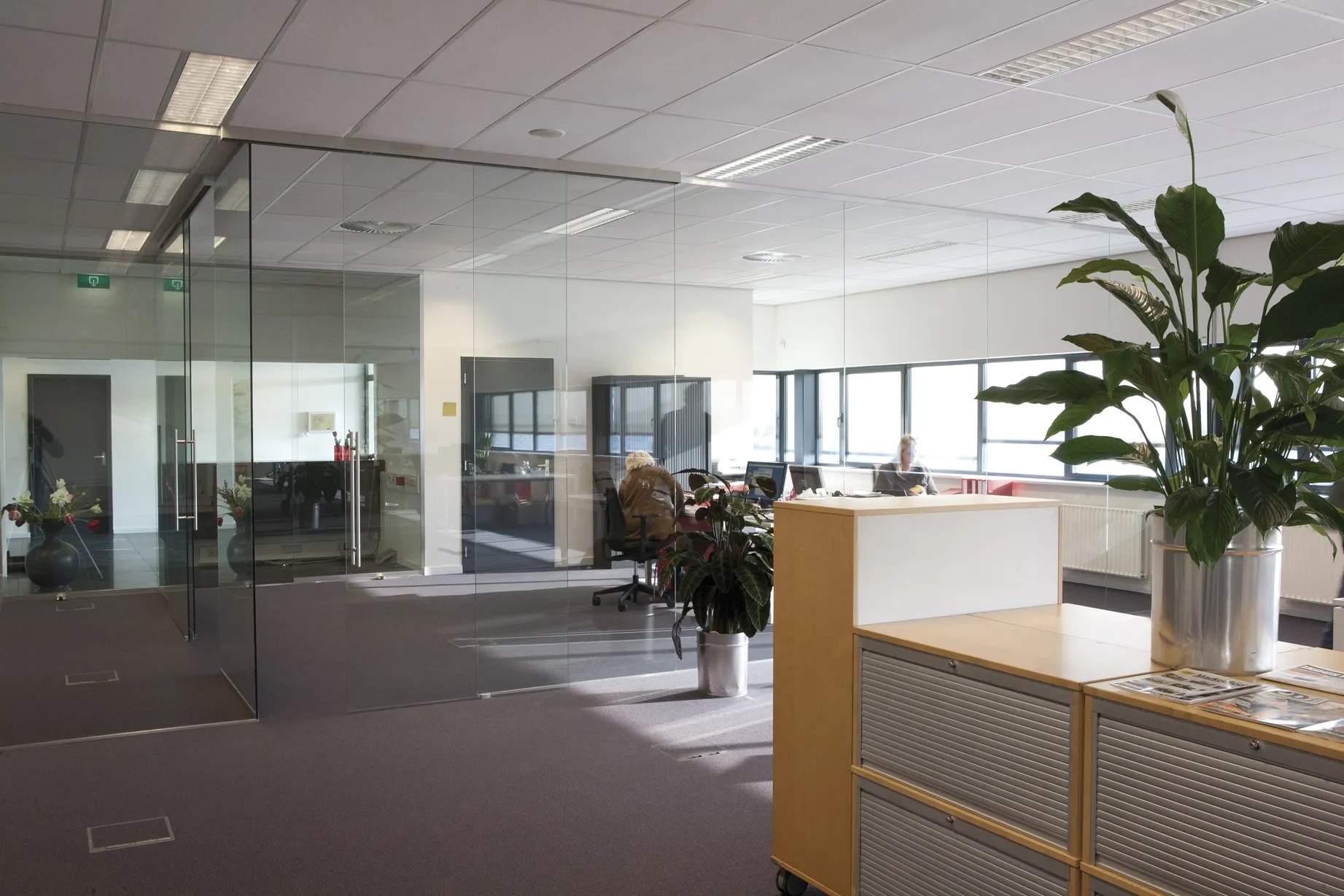 Tussenwand van glas in kantoor 