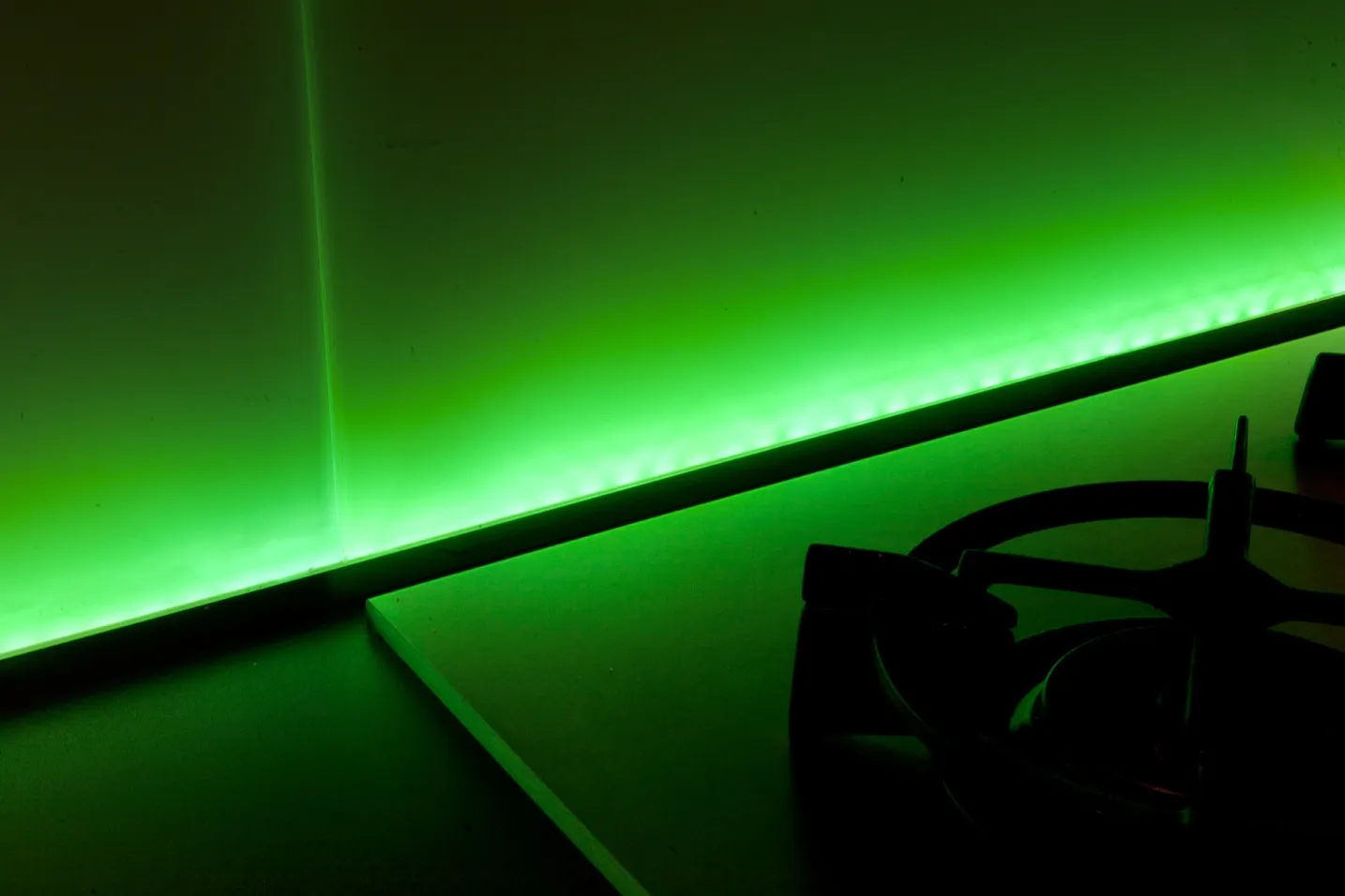 Keuken achterwand van glas met groene led verlichting 