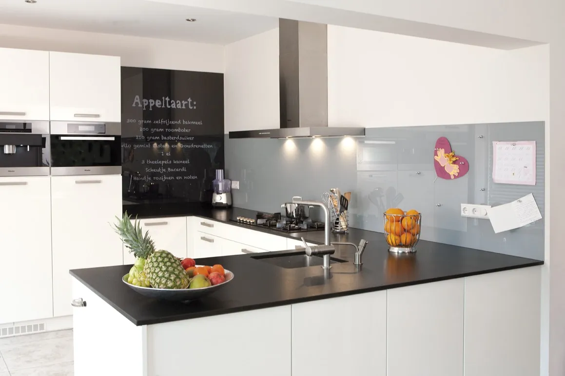 Keuken achterwand van glas