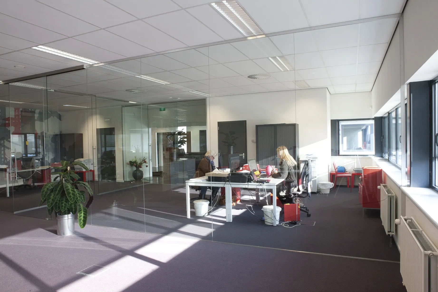 Scheidingswand in kantoor van glas 