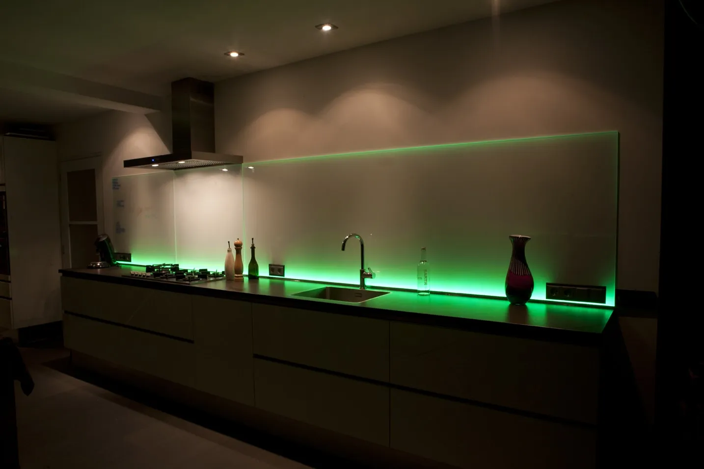 Glazen keukenwand LED verlichting groen 