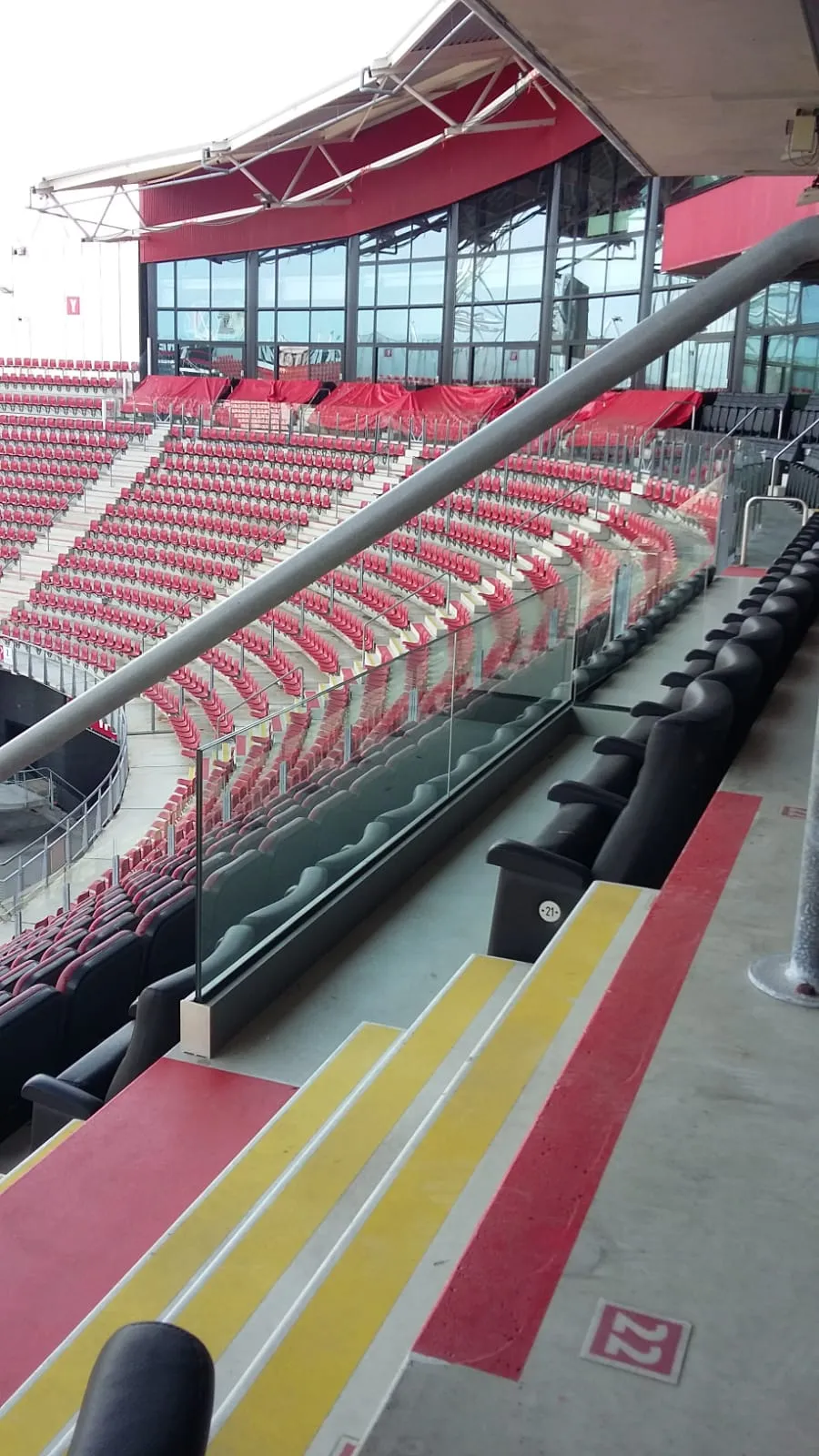 Glazen balustrade in het AZ stadion