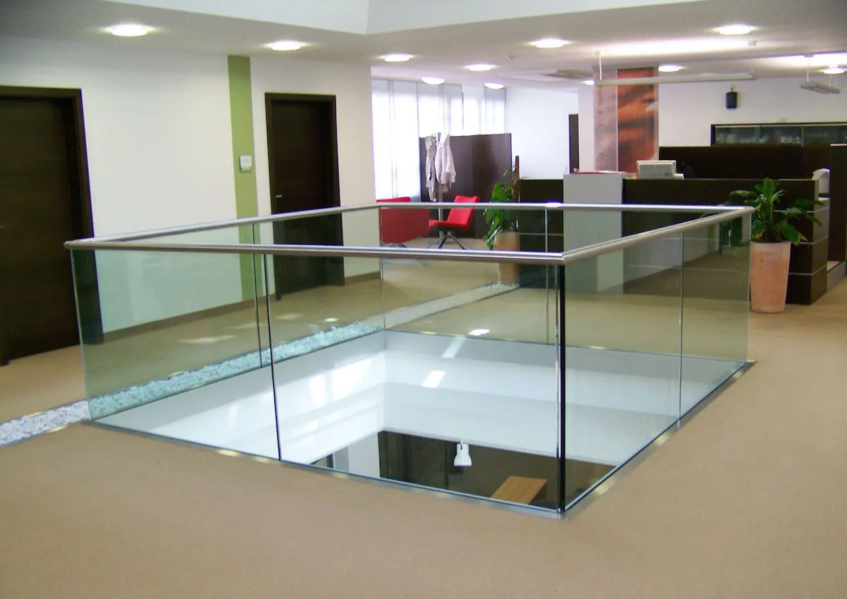 Voorbeeld van een glazen balustrade afgewerkt met een u-profielbuis