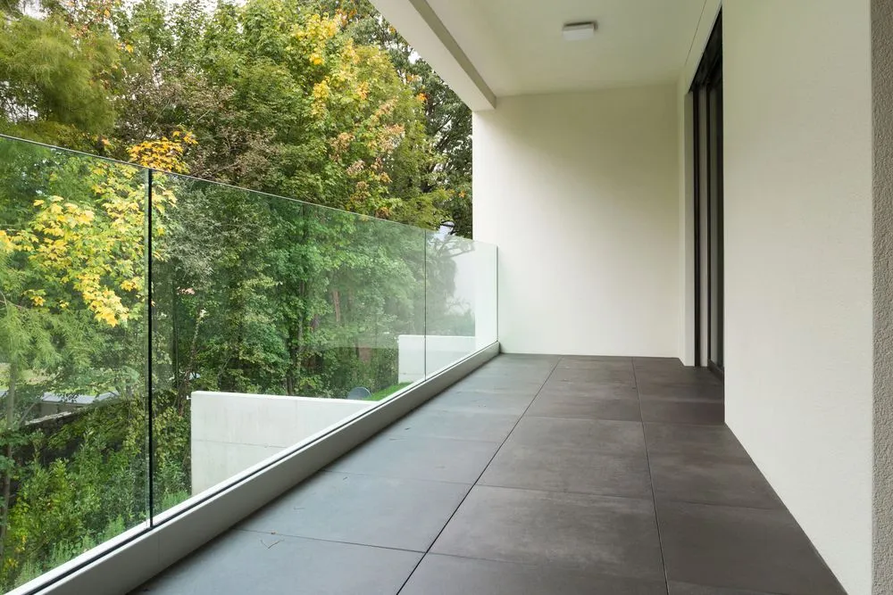 Montage van glazen balustrade waarbij het vloerprofiel op de grond staat