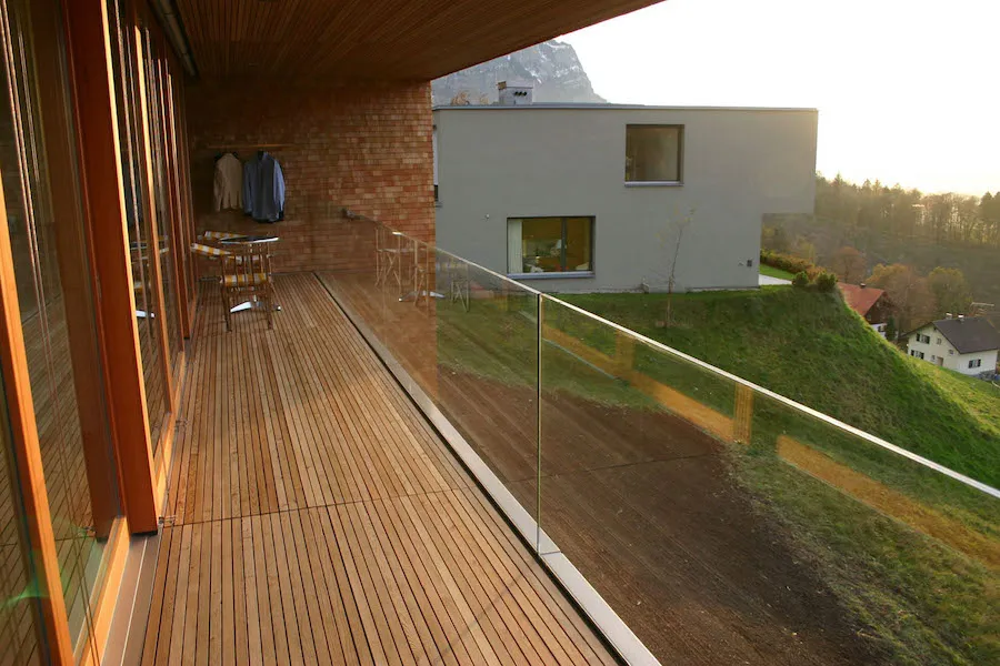 Het monteren van een glazen balustrade door het verzinken in de vloer