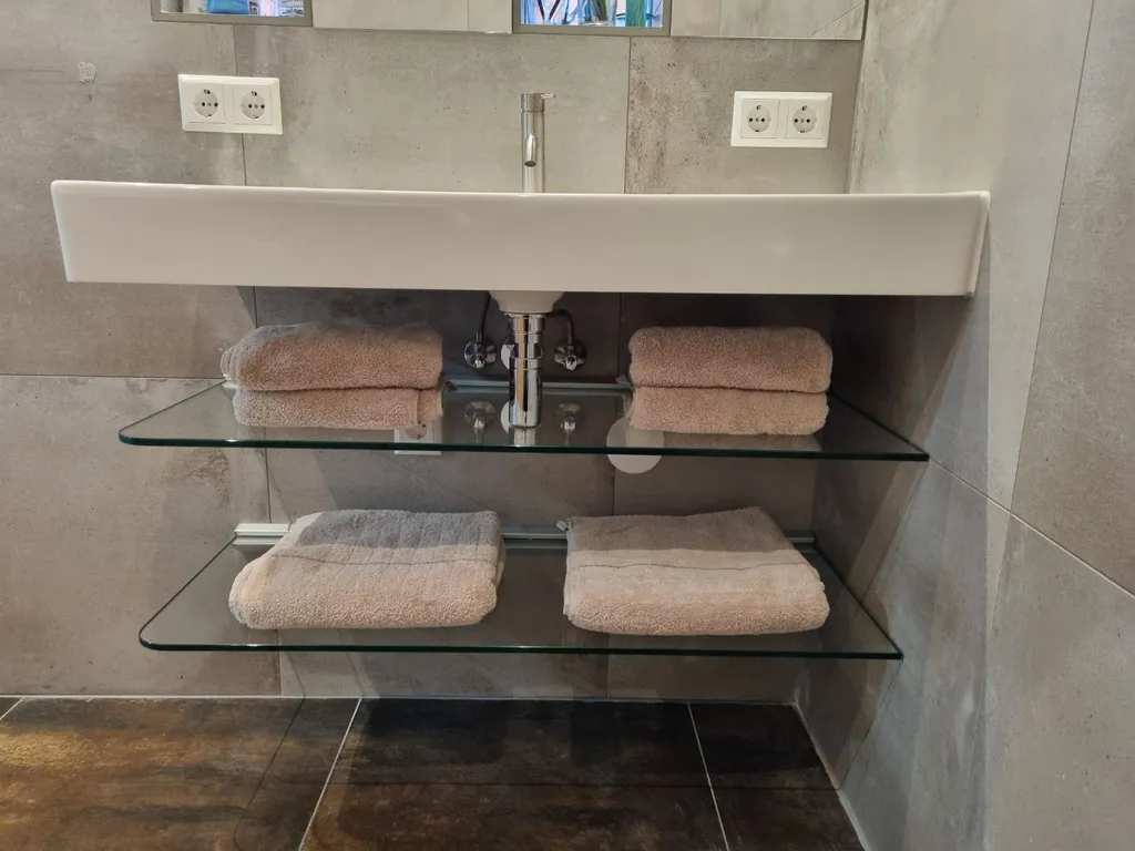 Glazen planken badkamer