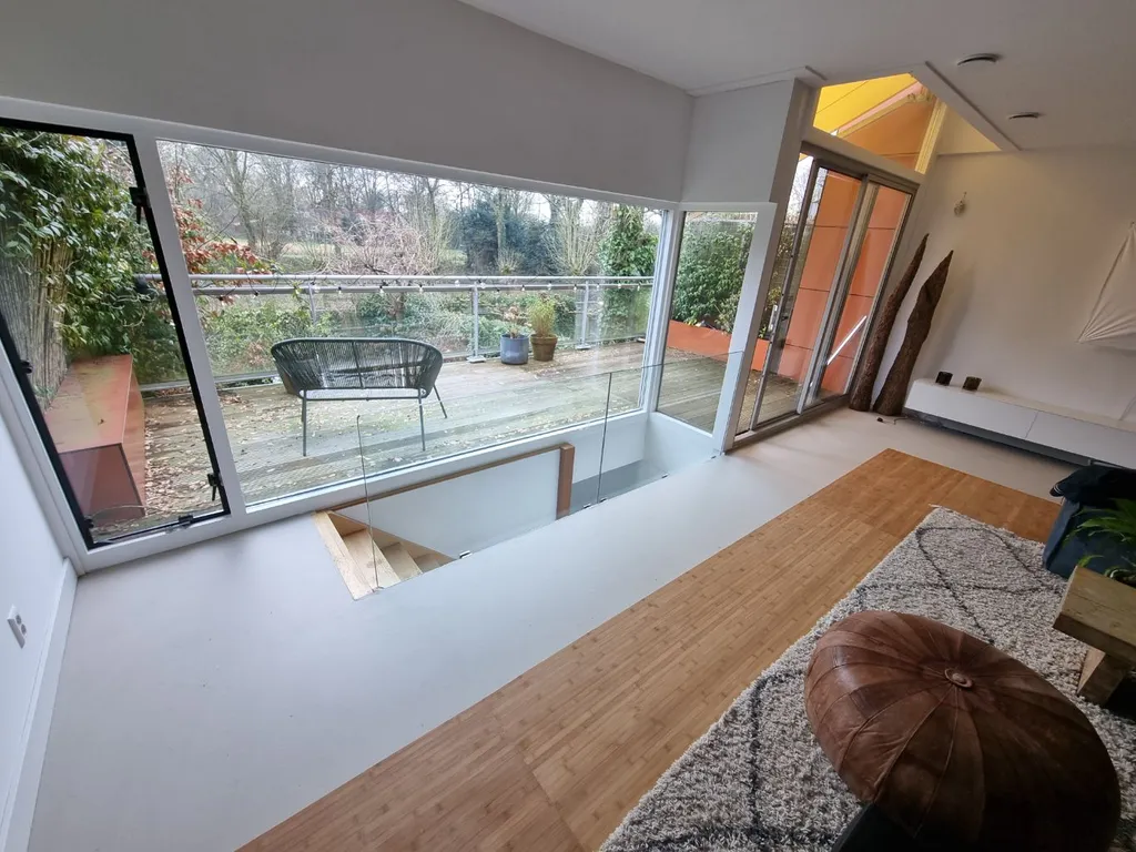 Glazen balustrade binnen