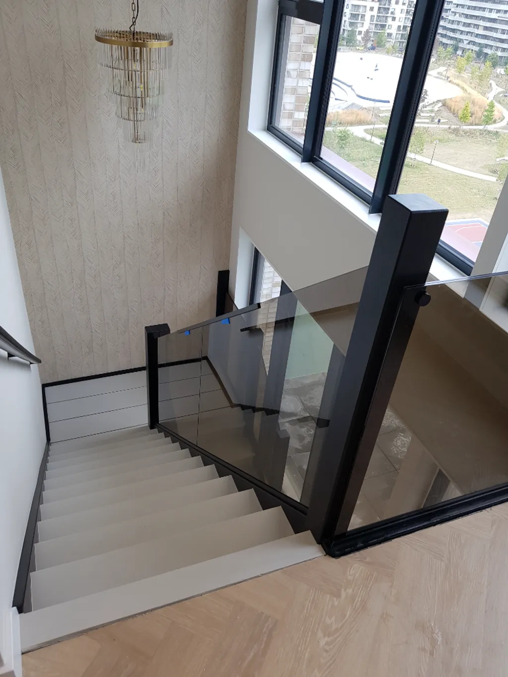 glazen balustrade met donker glas