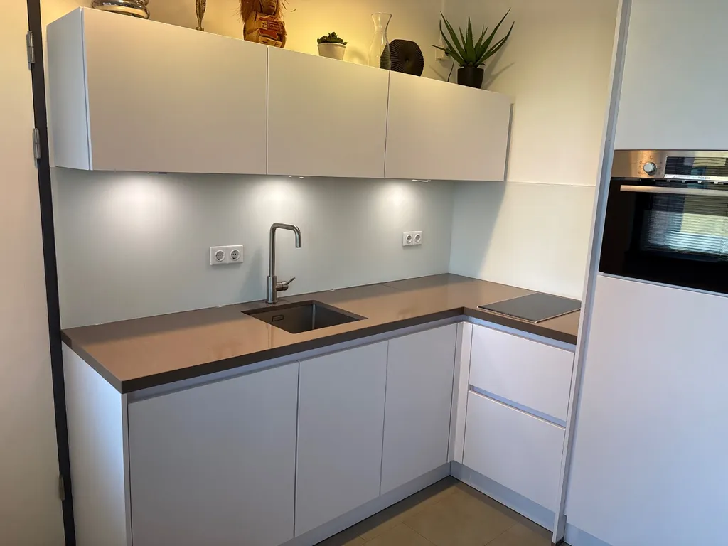 Glazen keukenachterwand van mat wit