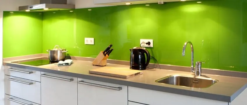 Glazen achterwand in keuken groen