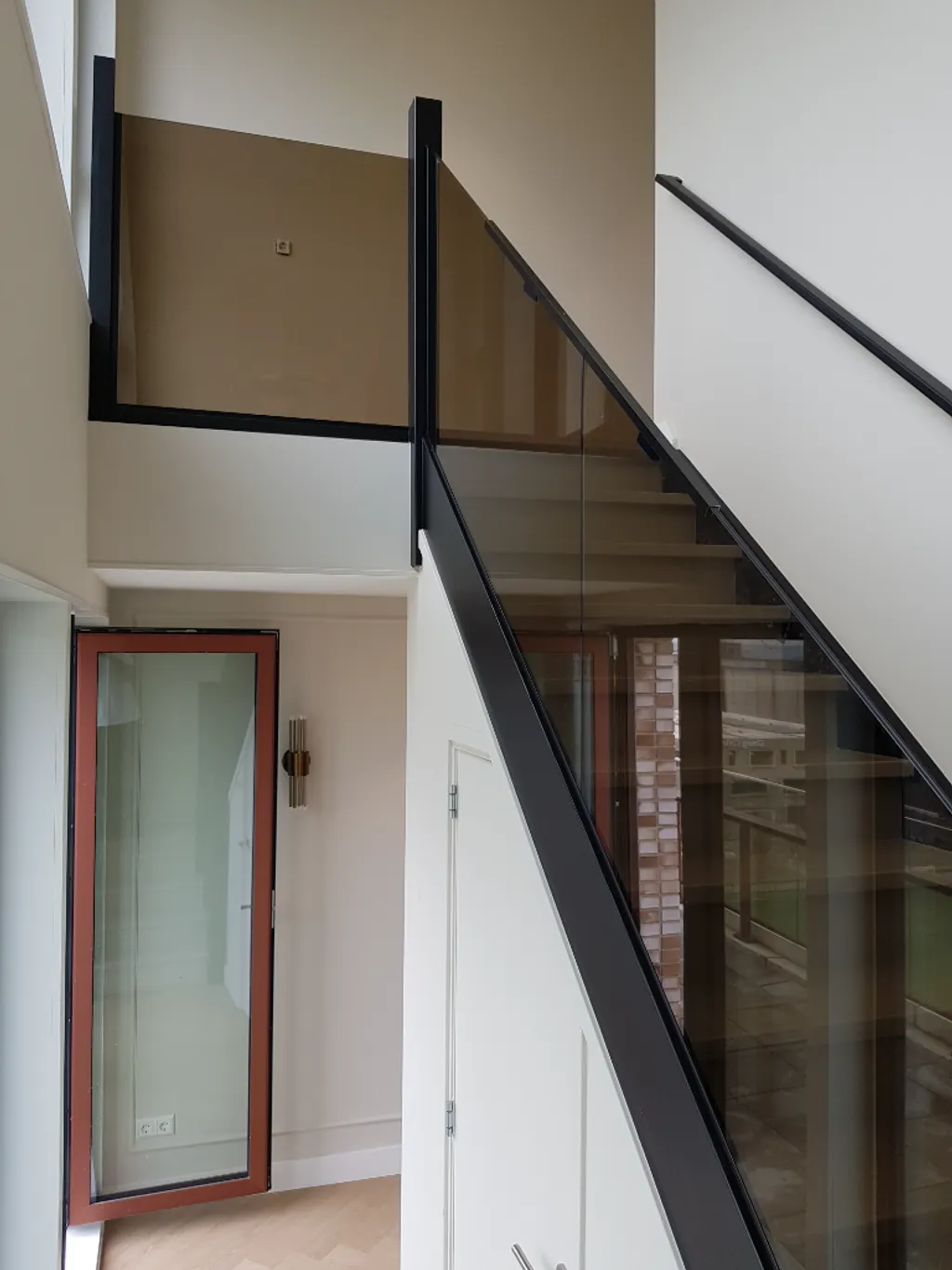 Glazen balustrade binnen van rookglas