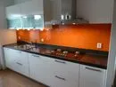 Glazen wand keuken oranje