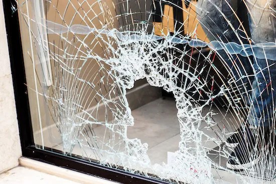 Een gebroken raam - AA Glas glasschade reparatie