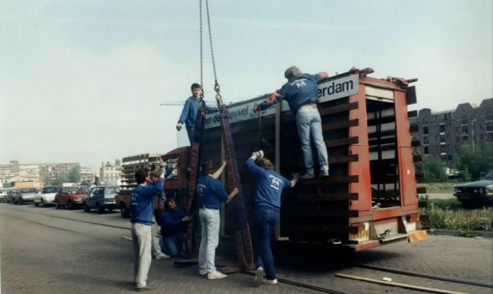 Oude foto van AA Glas bus en werknemers