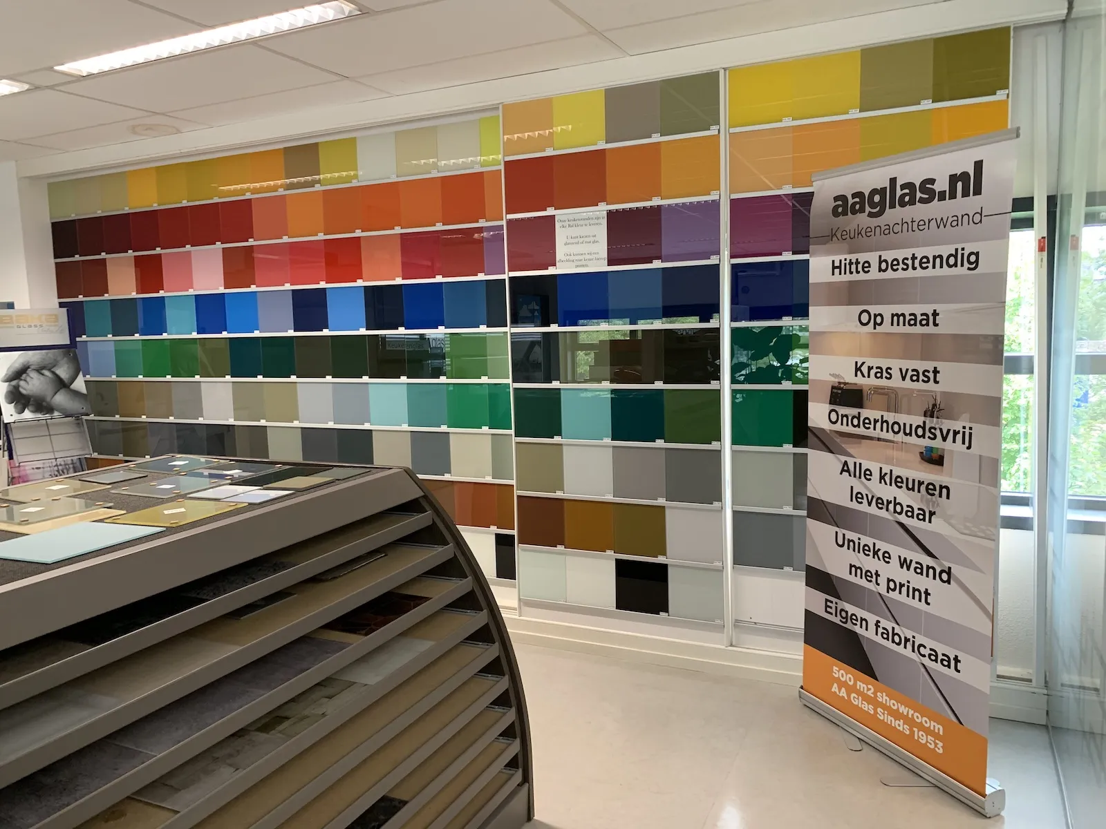 AA Glas showroom gekleurd glas