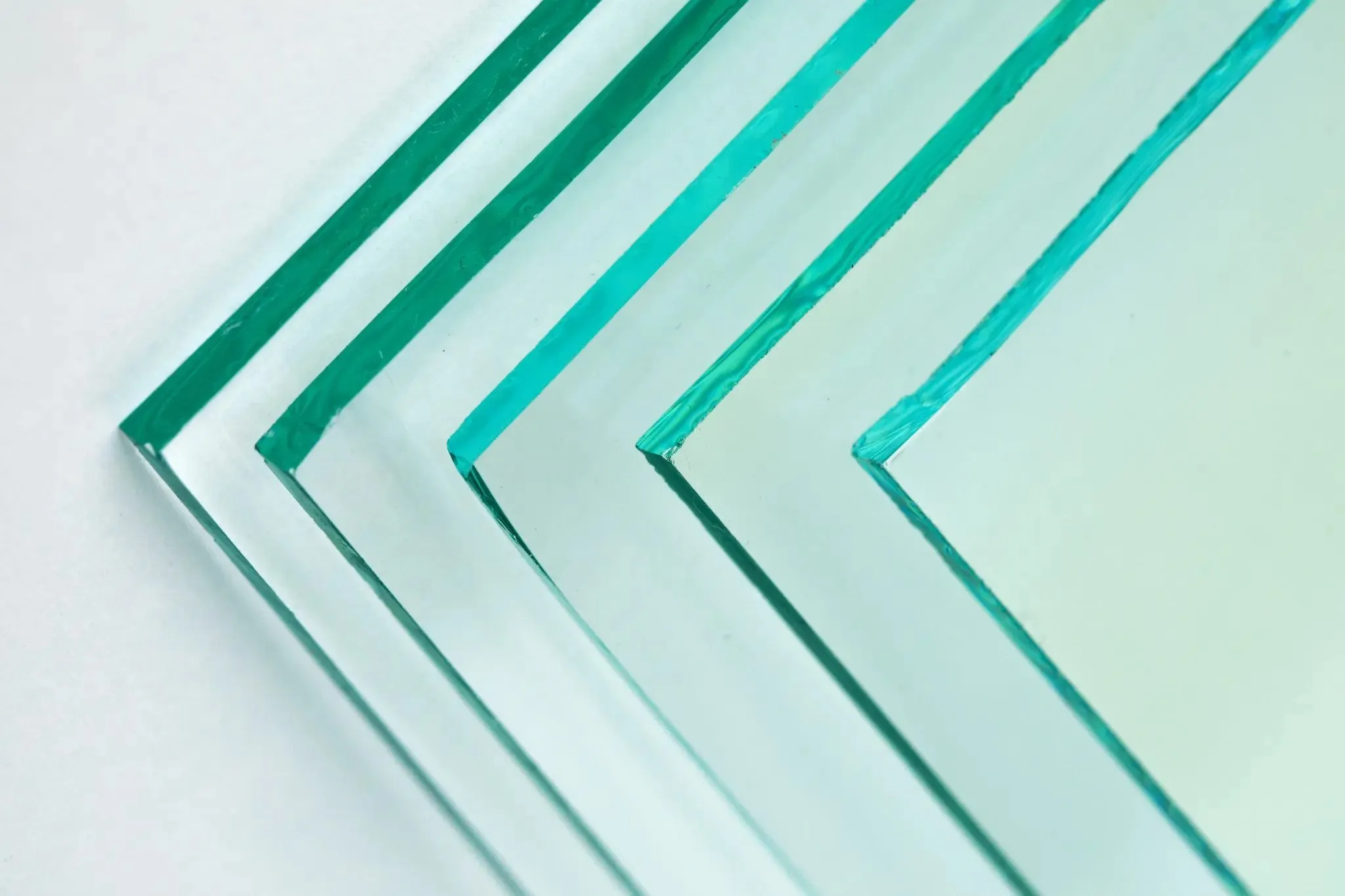 Gestapelde platen helder enkel glas met zichtbare groene glasranden