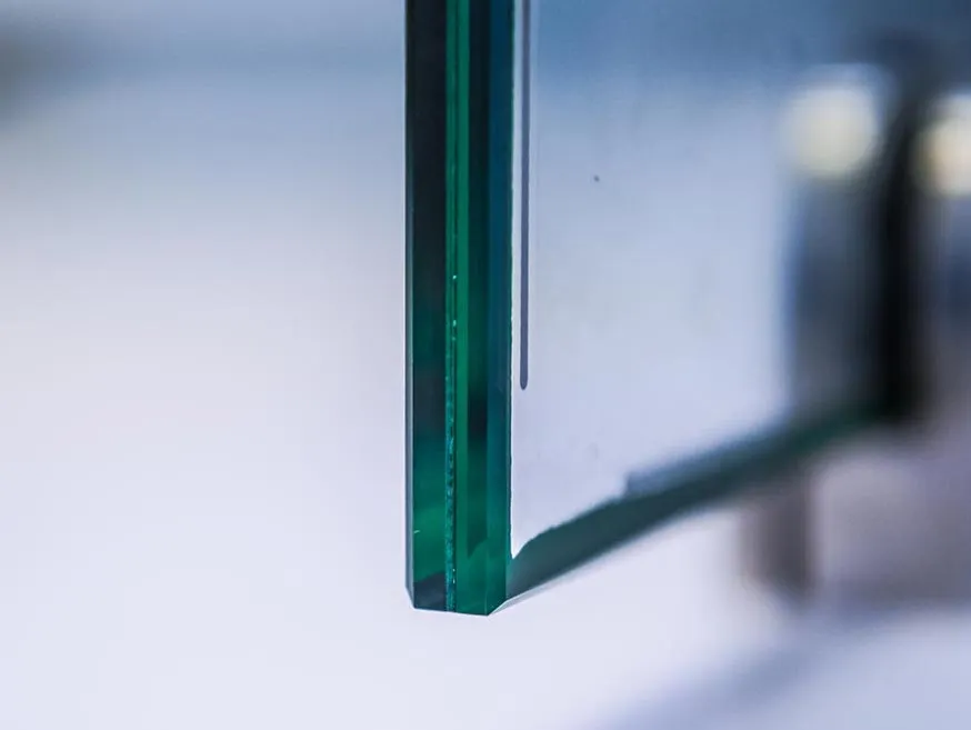 Randdetail van ultradun isolatieglas met zichtbare gelaagde opbouw