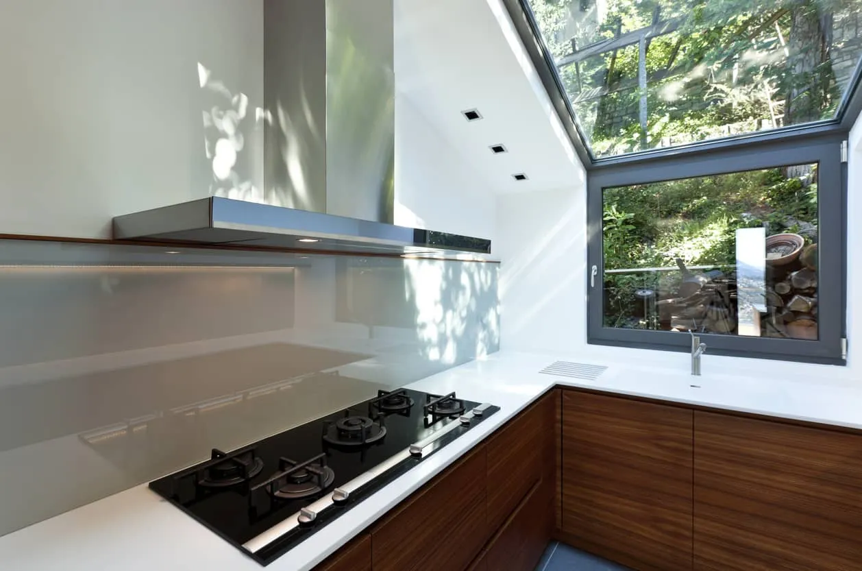 Moderne keuken met een glazen achterwand achter de kookplaat