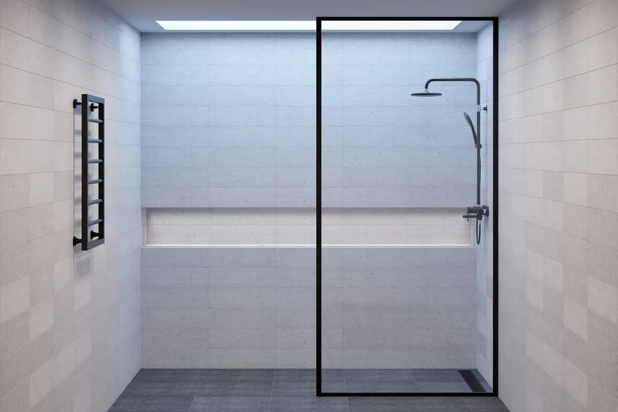Moderne badkamer met een glazen inloopdouche met zwart frame